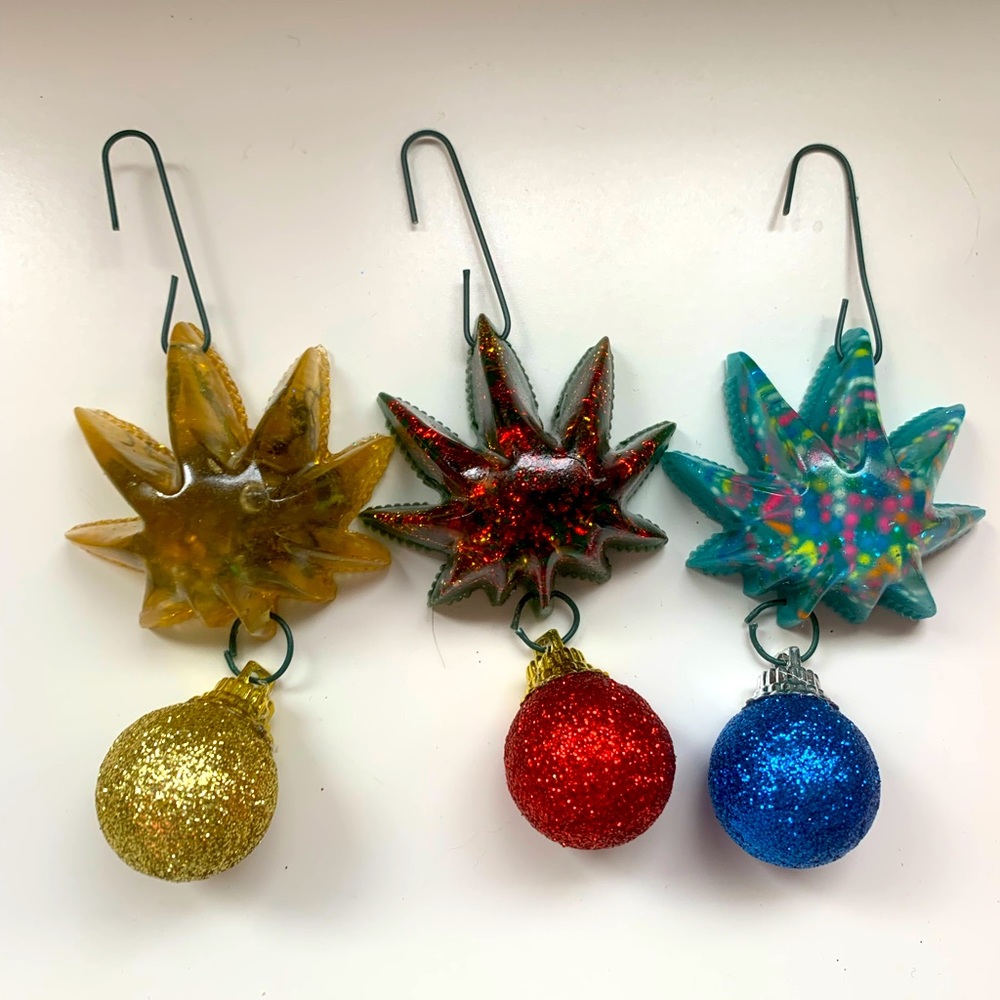 2/30$ 3pc Cannabis Leaf Christmas Ornament Set